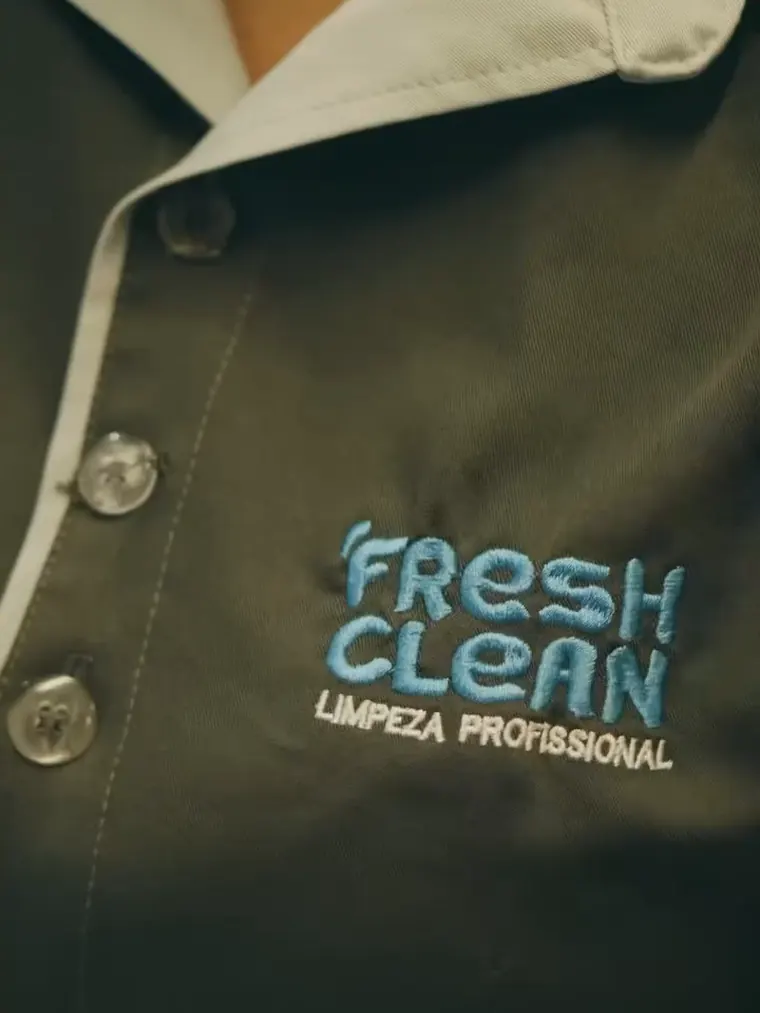 Uniforme da Fresh Clean com a marca bordada no peito