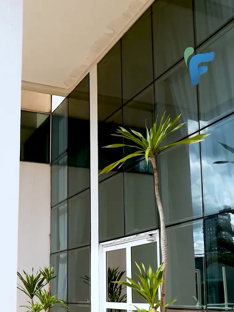 Fachada de vidro e hall de entrada de edifício corporativo atendido pela Fresh Clean
