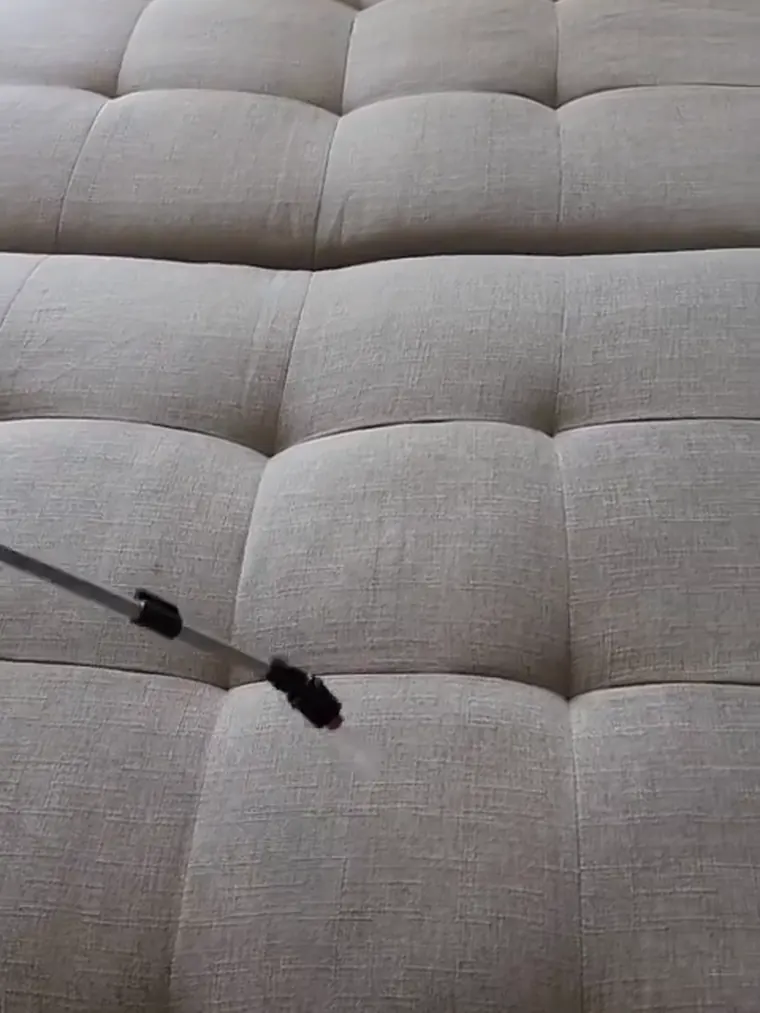 Detalhe do tecido do sofá após a higienização profissional