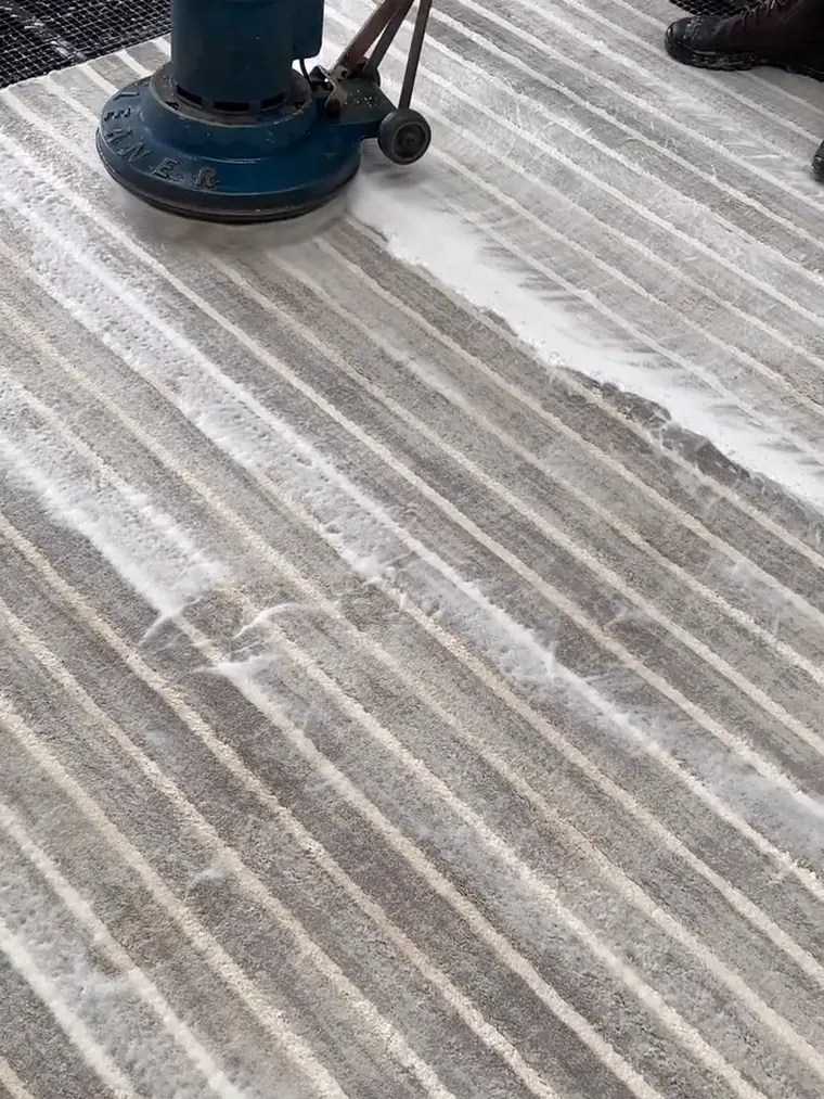 Tapete de grande porte sendo lavado com enceradeira de baixa rotação na lavanderia da Fresh Clean