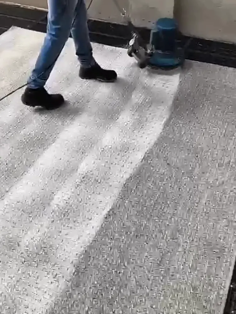 Técnico da Fresh Clean conduzindo a enceradeira de baixa rotação sobre o tapete